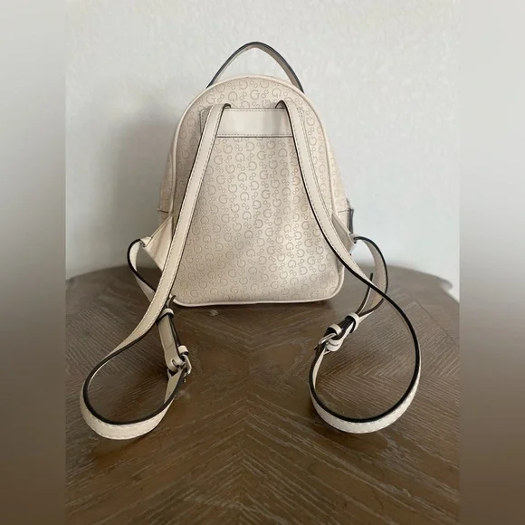 Guess mini backpack purse - Picture 5 of 9